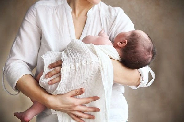Hướng dẫn cha mẹ cách bế trẻ sơ sinh đúng kỹ thuật theo độ tuổi